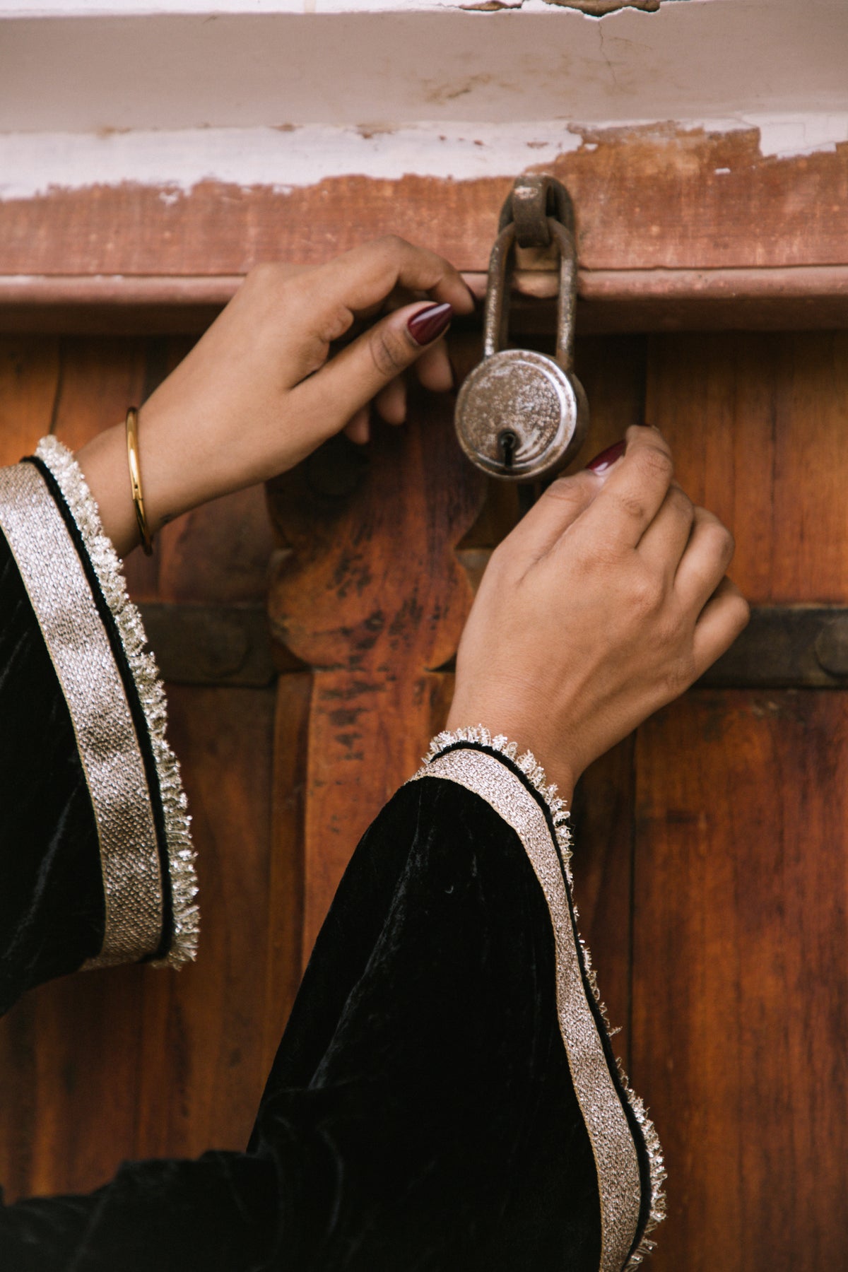 Ambi Velvet Noir Farshi Kurta Set