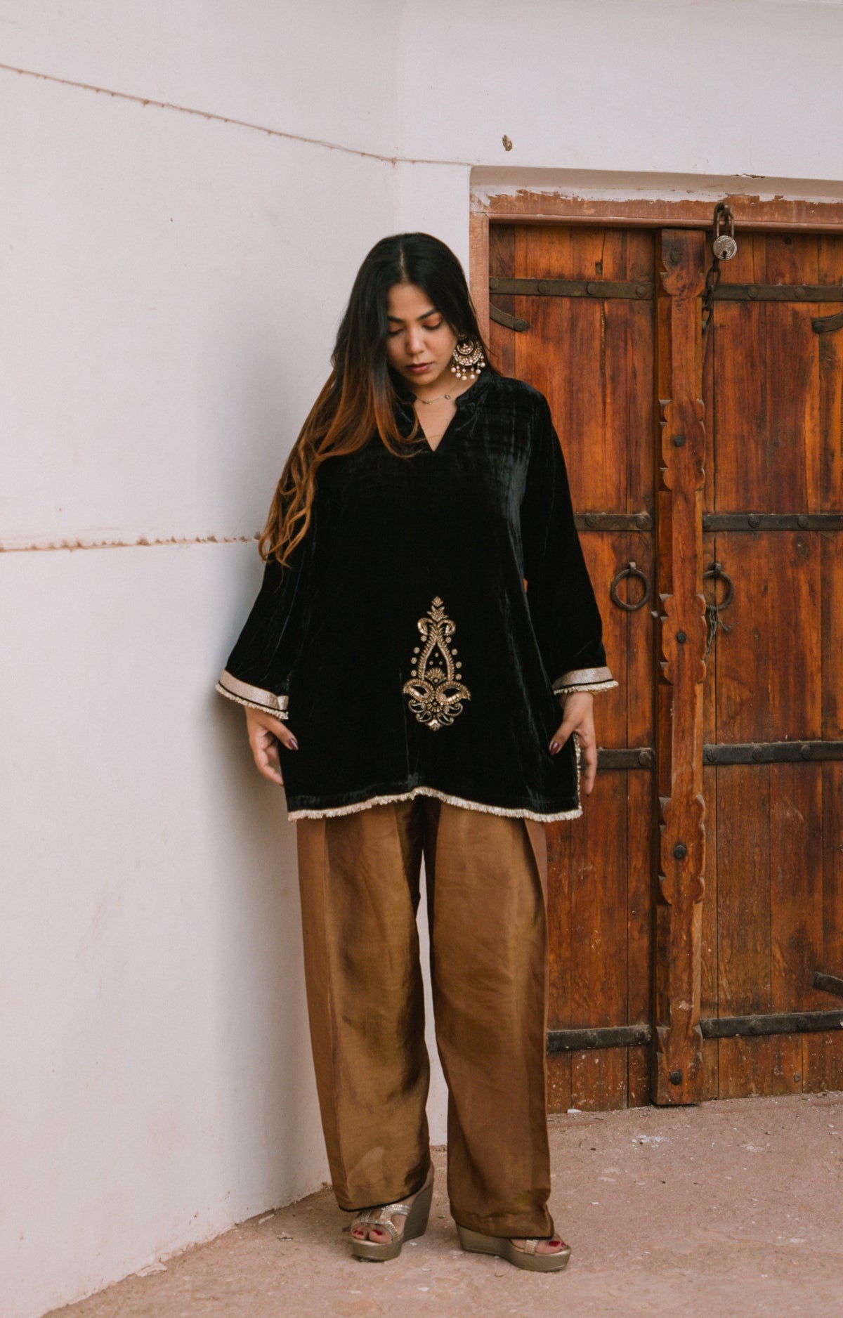 Ambi Velvet Noir Farshi Kurta Set